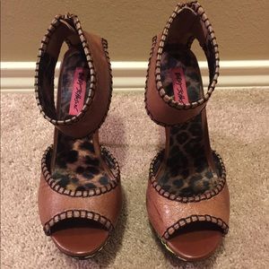 BETSEY JOHNSON SANDALS WITH EMBROIDERED DETAIL